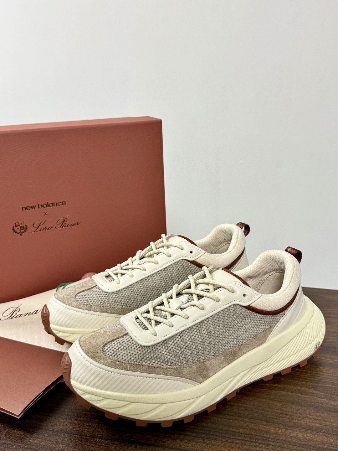 Loro Piana × New Balance 990v6 联名款,经典配色——NB 招牌灰色系打底,鞋面网眼 Loro Piana × New Balance 990v6 联名款,经典配色——NB 招牌灰色系打底,鞋面网眼