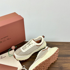Loro Piana × New Balance 990v6 联名款,经典配色——NB 招牌灰色系打底,鞋面网眼 Loro Piana × New Balance 990v6 联名款,经典配色——NB 招牌灰色系打底,鞋面网眼