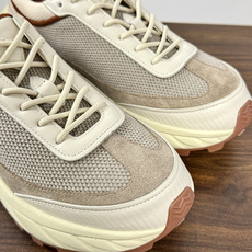 Loro Piana × New Balance 990v6 联名款,经典配色——NB 招牌灰色系打底,鞋面网眼 Loro Piana × New Balance 990v6 联名款,经典配色——NB 招牌灰色系打底,鞋面网眼