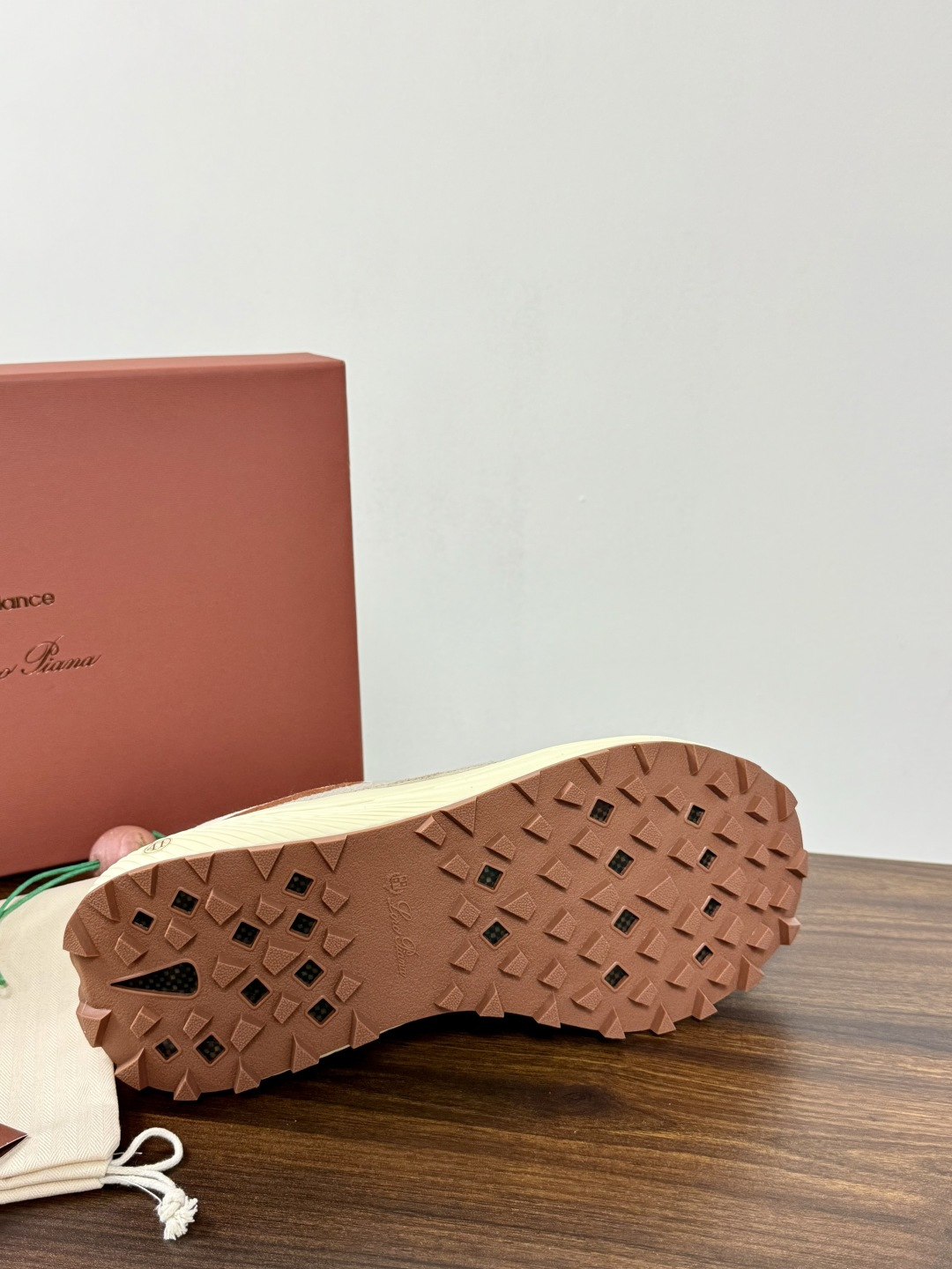 Loro Piana × New Balance 990v6 联名款,经典配色——NB 招牌灰色系打底,鞋面网眼 Loro Piana × New Balance 990v6 联名款,经典配色——NB 招牌灰色系打底,鞋面网眼