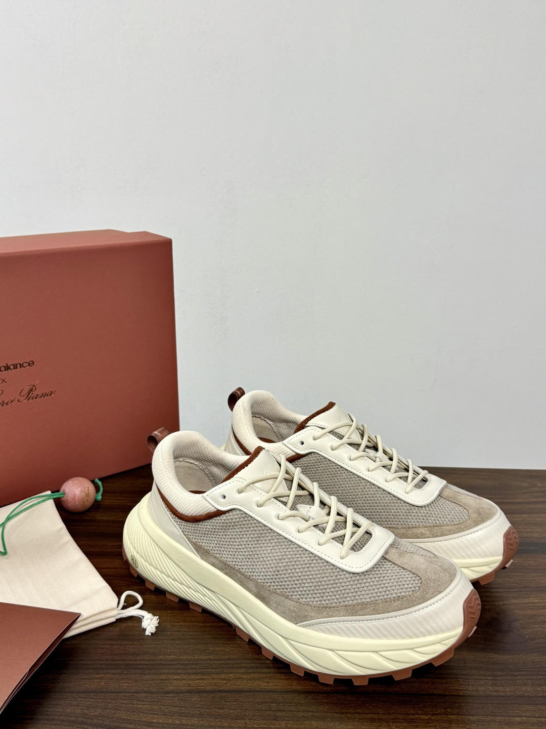 Loro Piana × New Balance 990v6 联名款,经典配色——NB 招牌灰色系打底,鞋面网眼 Loro Piana × New Balance 990v6 联名款,经典配色——NB 招牌灰色系打底,鞋面网眼