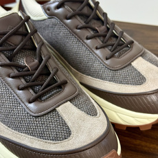 Loro Piana × New Balance 990v6 联名款,经典配色——NB 招牌灰色系打底,鞋面网眼 Loro Piana × New Balance 990v6 联名款,经典配色——NB 招牌灰色系打底,鞋面网眼