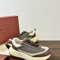 Loro Piana × New Balance 990v6 联名款,经典配色——NB 招牌灰色系打底,鞋面网眼 Loro Piana × New Balance 990v6 联名款,经典配色——NB 招牌灰色系打底,鞋面网眼