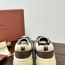 Loro Piana × New Balance 990v6 联名款,经典配色——NB 招牌灰色系打底,鞋面网眼 Loro Piana × New Balance 990v6 联名款,经典配色——NB 招牌灰色系打底,鞋面网眼