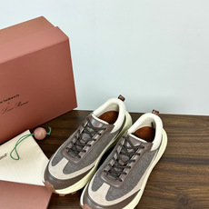 Loro Piana × New Balance 990v6 联名款,经典配色——NB 招牌灰色系打底,鞋面网眼 Loro Piana × New Balance 990v6 联名款,经典配色——NB 招牌灰色系打底,鞋面网眼