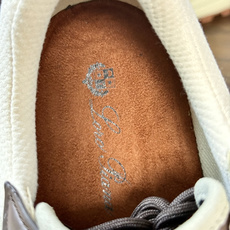 Loro Piana × New Balance 990v6 联名款,经典配色——NB 招牌灰色系打底,鞋面网眼 Loro Piana × New Balance 990v6 联名款,经典配色——NB 招牌灰色系打底,鞋面网眼