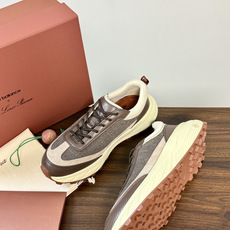 Loro Piana × New Balance 990v6 联名款,经典配色——NB 招牌灰色系打底,鞋面网眼 Loro Piana × New Balance 990v6 联名款,经典配色——NB 招牌灰色系打底,鞋面网眼