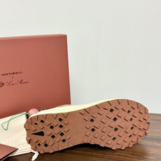Loro Piana × New Balance 990v6 联名款,经典配色——NB 招牌灰色系打底,鞋面网眼 Loro Piana × New Balance 990v6 联名款,经典配色——NB 招牌灰色系打底,鞋面网眼
