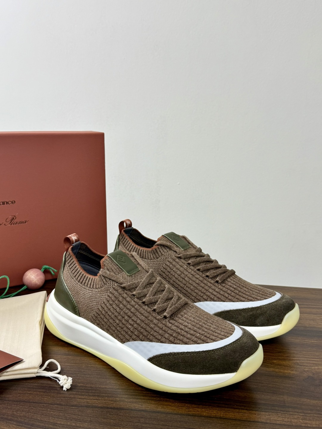 Loro Piana 针织麂皮双拼运动鞋,飞织针织鞋面 + 麂皮拼接,白色中底带淡黄色外底,LP的运动鞋走的是 静奢 Loro Piana 针织麂皮双拼运动鞋,飞织针织鞋面 + 麂皮拼接,白色中底带淡黄色外底,LP的运动鞋走的是 静奢
