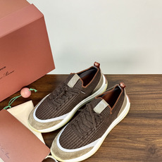 Loro Piana 针织麂皮双拼运动鞋,飞织针织鞋面 + 麂皮拼接,白色中底带淡黄色外底,LP的运动鞋走的是 Loro Piana 针织麂皮双拼运动鞋,飞织针织鞋面 + 麂皮拼接,白色中底带淡黄色外底,LP的运动鞋走的是