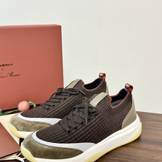 Loro Piana 针织麂皮双拼运动鞋,飞织针织鞋面 + 麂皮拼接,白色中底带淡黄色外底,LP的运动鞋走的是 Loro Piana 针织麂皮双拼运动鞋,飞织针织鞋面 + 麂皮拼接,白色中底带淡黄色外底,LP的运动鞋走的是