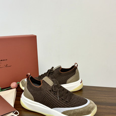 Loro Piana 针织麂皮双拼运动鞋,飞织针织鞋面 + 麂皮拼接,白色中底带淡黄色外底,LP的运动鞋走的是 Loro Piana 针织麂皮双拼运动鞋,飞织针织鞋面 + 麂皮拼接,白色中底带淡黄色外底,LP的运动鞋走的是