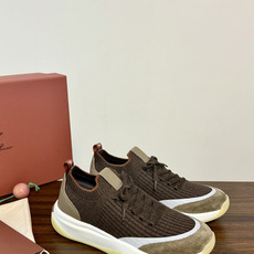 Loro Piana 针织麂皮双拼运动鞋,飞织针织鞋面 + 麂皮拼接,白色中底带淡黄色外底,LP的运动鞋走的是 Loro Piana 针织麂皮双拼运动鞋,飞织针织鞋面 + 麂皮拼接,白色中底带淡黄色外底,LP的运动鞋走的是