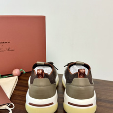 Loro Piana 针织麂皮双拼运动鞋,飞织针织鞋面 + 麂皮拼接,白色中底带淡黄色外底,LP的运动鞋走的是 Loro Piana 针织麂皮双拼运动鞋,飞织针织鞋面 + 麂皮拼接,白色中底带淡黄色外底,LP的运动鞋走的是