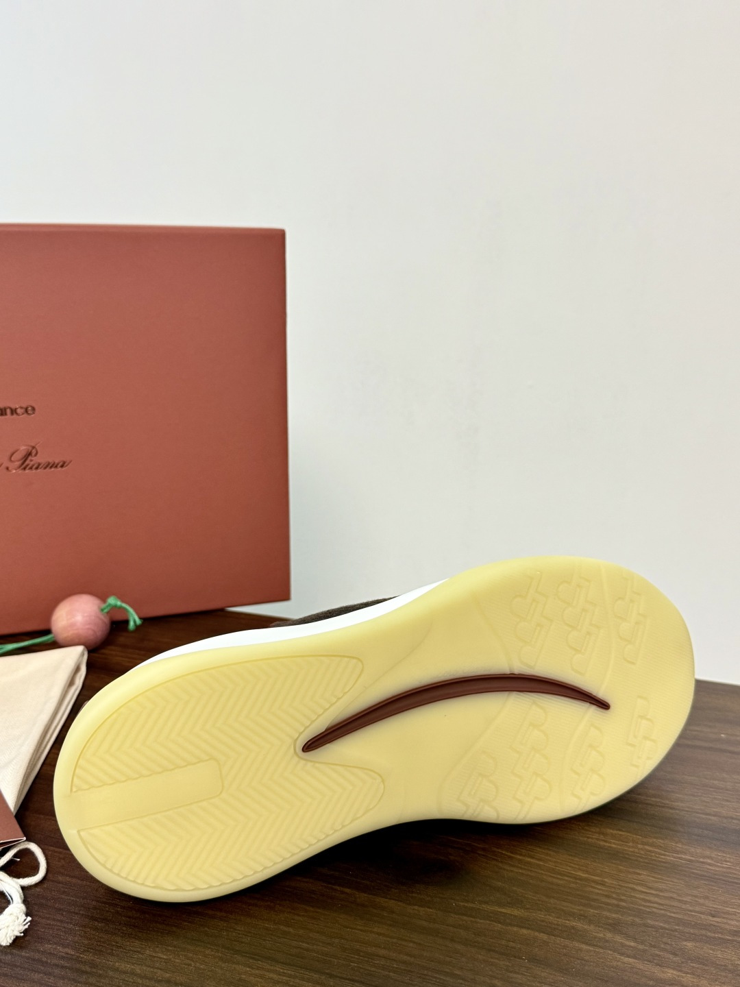 Loro Piana 针织麂皮双拼运动鞋,飞织针织鞋面 + 麂皮拼接,白色中底带淡黄色外底,LP的运动鞋走的是 Loro Piana 针织麂皮双拼运动鞋,飞织针织鞋面 + 麂皮拼接,白色中底带淡黄色外底,LP的运动鞋走的是