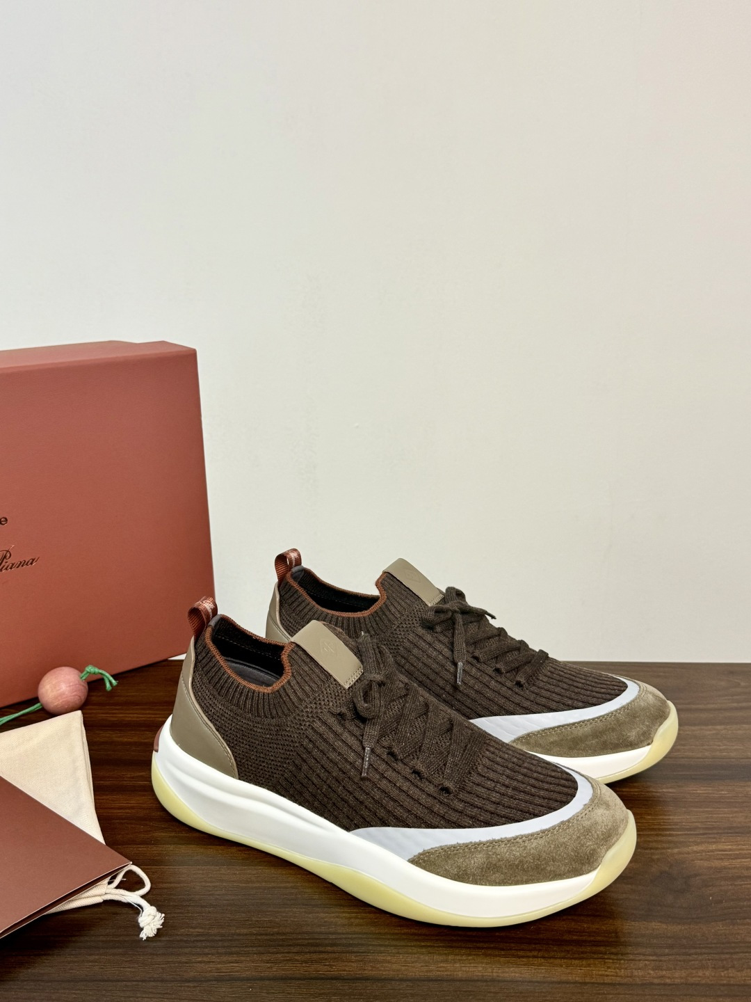 Loro Piana 针织麂皮双拼运动鞋,飞织针织鞋面 + 麂皮拼接,白色中底带淡黄色外底,LP的运动鞋走的是 Loro Piana 针织麂皮双拼运动鞋,飞织针织鞋面 + 麂皮拼接,白色中底带淡黄色外底,LP的运动鞋走的是