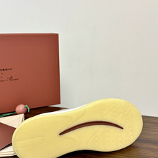 Loro Piana 针织麂皮双拼运动鞋,飞织针织鞋面 + 麂皮拼接,白色中底带淡黄色外底,LP的运动鞋走的是 Loro Piana 针织麂皮双拼运动鞋,飞织针织鞋面 + 麂皮拼接,白色中底带淡黄色外底,LP的运动鞋走的是