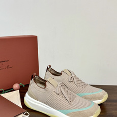 Loro Piana 针织麂皮双拼运动鞋,飞织针织鞋面 + 麂皮拼接,白色中底带淡黄色外底,LP的运动鞋走的是 Loro Piana 针织麂皮双拼运动鞋,飞织针织鞋面 + 麂皮拼接,白色中底带淡黄色外底,LP的运动鞋走的是
