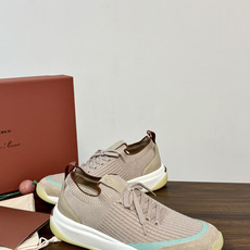 Loro Piana 针织麂皮双拼运动鞋,飞织针织鞋面 + 麂皮拼接,白色中底带淡黄色外底,LP的运动鞋走的是 Loro Piana 针织麂皮双拼运动鞋,飞织针织鞋面 + 麂皮拼接,白色中底带淡黄色外底,LP的运动鞋走的是