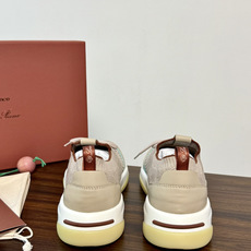Loro Piana 针织麂皮双拼运动鞋,飞织针织鞋面 + 麂皮拼接,白色中底带淡黄色外底,LP的运动鞋走的是 Loro Piana 针织麂皮双拼运动鞋,飞织针织鞋面 + 麂皮拼接,白色中底带淡黄色外底,LP的运动鞋走的是