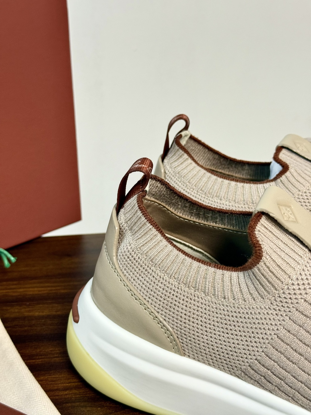 Loro Piana 针织麂皮双拼运动鞋,飞织针织鞋面 + 麂皮拼接,白色中底带淡黄色外底,LP的运动鞋走的是 Loro Piana 针织麂皮双拼运动鞋,飞织针织鞋面 + 麂皮拼接,白色中底带淡黄色外底,LP的运动鞋走的是