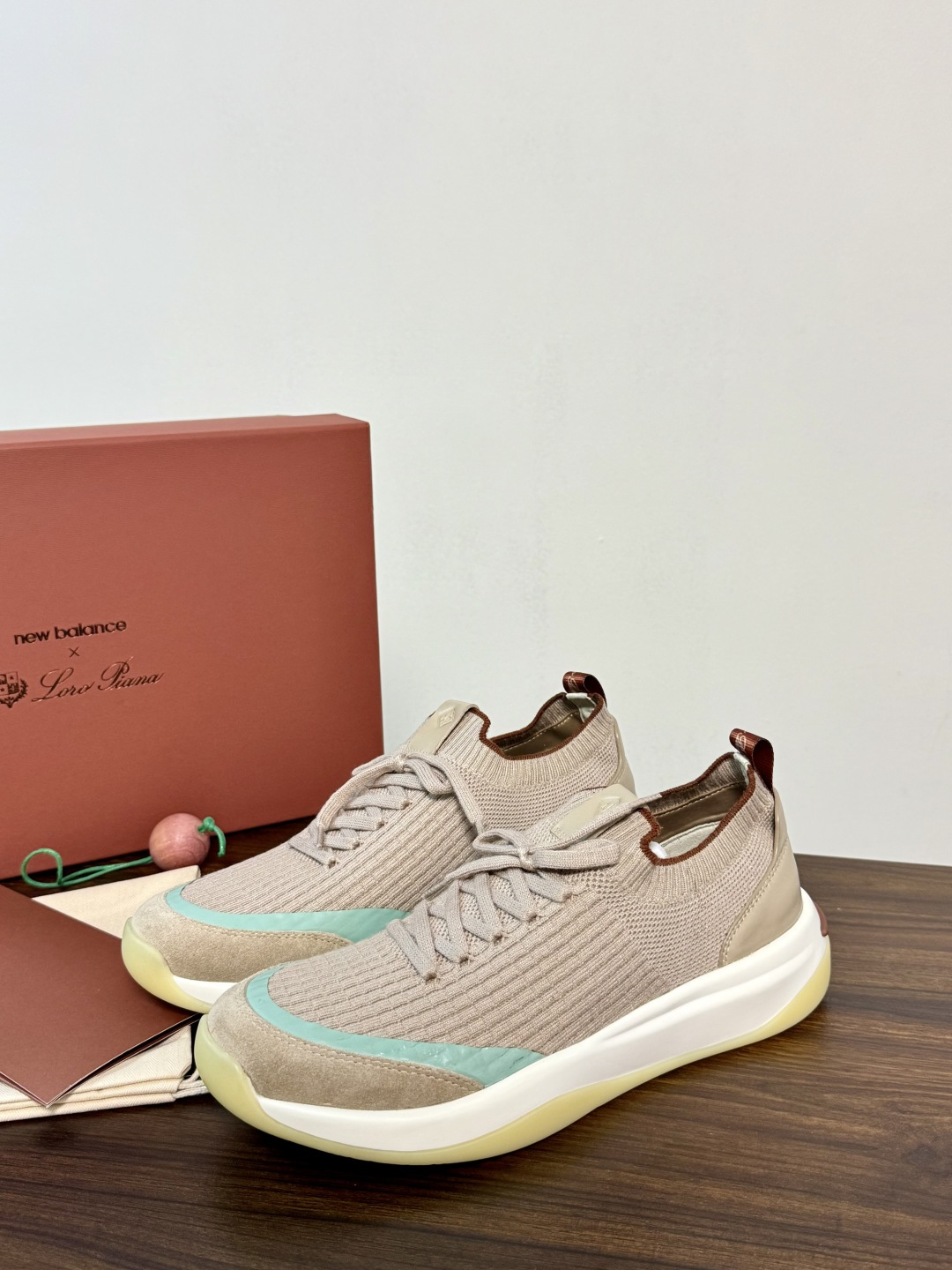 Loro Piana 针织麂皮双拼运动鞋,飞织针织鞋面 + 麂皮拼接,白色中底带淡黄色外底,LP的运动鞋走的是 Loro Piana 针织麂皮双拼运动鞋,飞织针织鞋面 + 麂皮拼接,白色中底带淡黄色外底,LP的运动鞋走的是