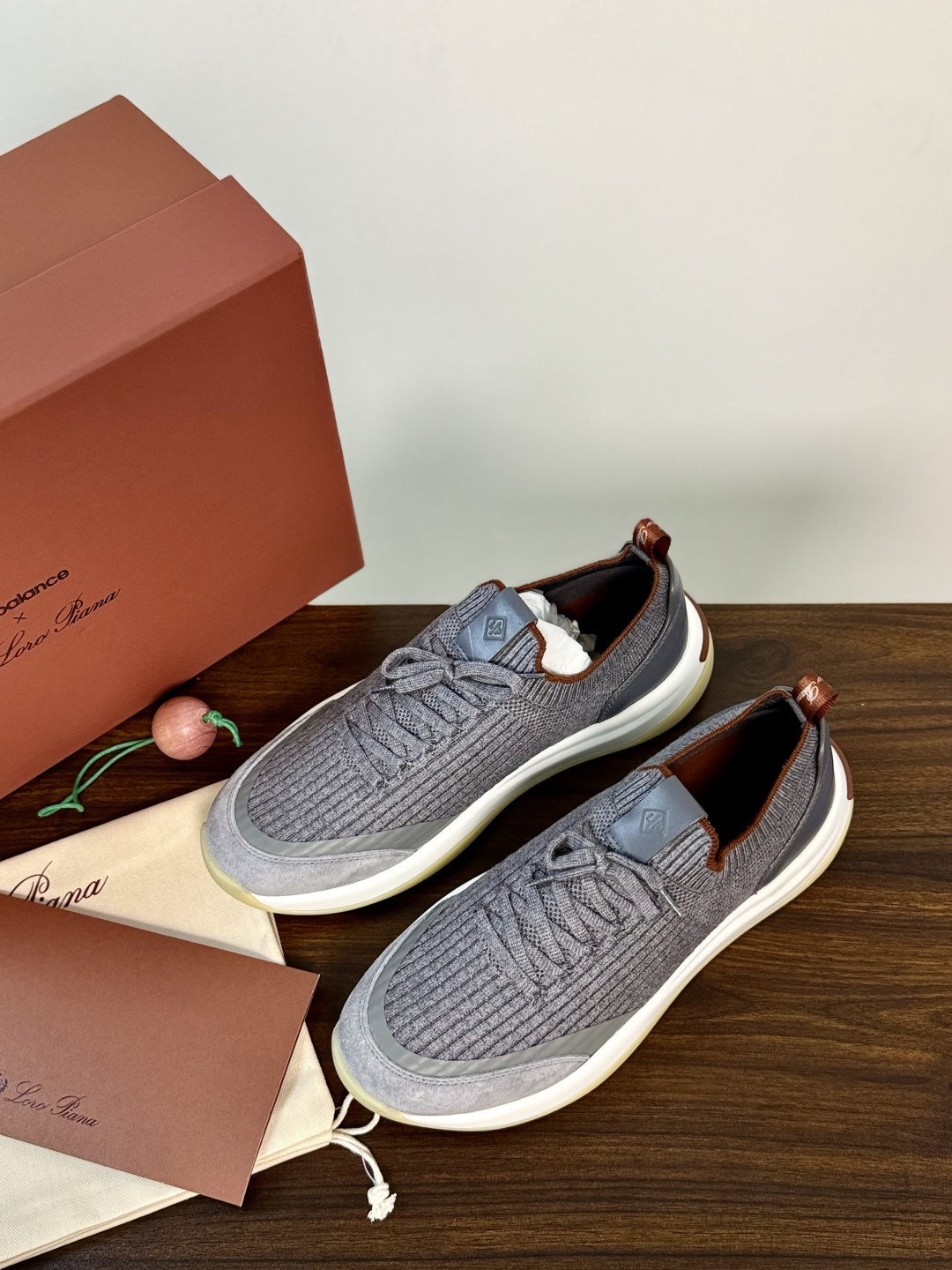 Loro Piana 针织麂皮双拼运动鞋,飞织针织鞋面 + 麂皮拼接,白色中底带淡黄色外底,LP的运动鞋走的是 Loro Piana 针织麂皮双拼运动鞋,飞织针织鞋面 + 麂皮拼接,白色中底带淡黄色外底,LP的运动鞋走的是