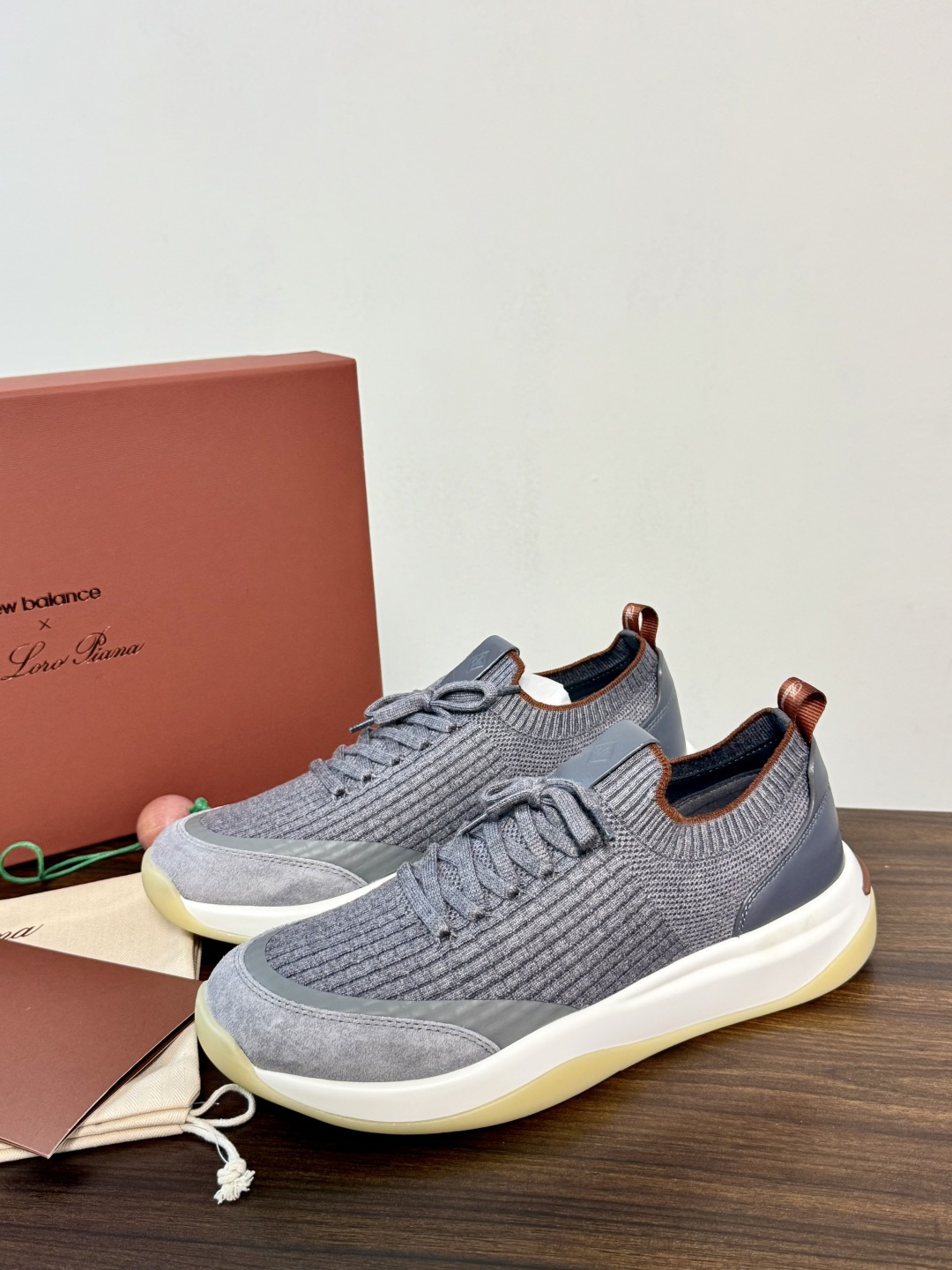 Loro Piana 针织麂皮双拼运动鞋,飞织针织鞋面 + 麂皮拼接,白色中底带淡黄色外底,LP的运动鞋走的是 Loro Piana 针织麂皮双拼运动鞋,飞织针织鞋面 + 麂皮拼接,白色中底带淡黄色外底,LP的运动鞋走的是
