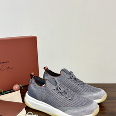 Loro Piana 针织麂皮双拼运动鞋,飞织针织鞋面 + 麂皮拼接,白色中底带淡黄色外底,LP的运动鞋走的是 Loro Piana 针织麂皮双拼运动鞋,飞织针织鞋面 + 麂皮拼接,白色中底带淡黄色外底,LP的运动鞋走的是