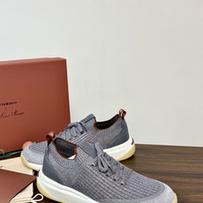 Loro Piana 针织麂皮双拼运动鞋,飞织针织鞋面 + 麂皮拼接,白色中底带淡黄色外底,LP的运动鞋走的是 Loro Piana 针织麂皮双拼运动鞋,飞织针织鞋面 + 麂皮拼接,白色中底带淡黄色外底,LP的运动鞋走的是