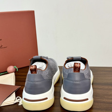 Loro Piana 针织麂皮双拼运动鞋,飞织针织鞋面 + 麂皮拼接,白色中底带淡黄色外底,LP的运动鞋走的是 Loro Piana 针织麂皮双拼运动鞋,飞织针织鞋面 + 麂皮拼接,白色中底带淡黄色外底,LP的运动鞋走的是