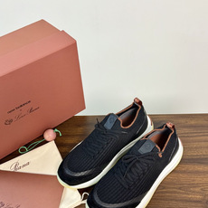Loro Piana 针织麂皮双拼运动鞋,飞织针织鞋面 + 麂皮拼接,白色中底带淡黄色外底,LP的运动鞋走的是 Loro Piana 针织麂皮双拼运动鞋,飞织针织鞋面 + 麂皮拼接,白色中底带淡黄色外底,LP的运动鞋走的是