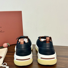 Loro Piana 针织麂皮双拼运动鞋,飞织针织鞋面 + 麂皮拼接,白色中底带淡黄色外底,LP的运动鞋走的是 Loro Piana 针织麂皮双拼运动鞋,飞织针织鞋面 + 麂皮拼接,白色中底带淡黄色外底,LP的运动鞋走的是