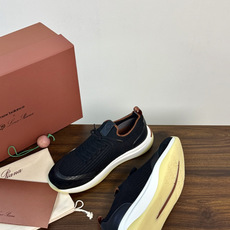 Loro Piana 针织麂皮双拼运动鞋,飞织针织鞋面 + 麂皮拼接,白色中底带淡黄色外底,LP的运动鞋走的是 Loro Piana 针织麂皮双拼运动鞋,飞织针织鞋面 + 麂皮拼接,白色中底带淡黄色外底,LP的运动鞋走的是