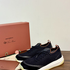 Loro Piana 针织麂皮双拼运动鞋,飞织针织鞋面 + 麂皮拼接,白色中底带淡黄色外底,LP的运动鞋走的是 Loro Piana 针织麂皮双拼运动鞋,飞织针织鞋面 + 麂皮拼接,白色中底带淡黄色外底,LP的运动鞋走的是