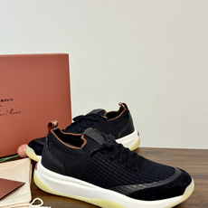 Loro Piana 针织麂皮双拼运动鞋,飞织针织鞋面 + 麂皮拼接,白色中底带淡黄色外底,LP的运动鞋走的是 Loro Piana 针织麂皮双拼运动鞋,飞织针织鞋面 + 麂皮拼接,白色中底带淡黄色外底,LP的运动鞋走的是