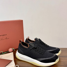 Loro Piana 针织麂皮双拼运动鞋,飞织针织鞋面 + 麂皮拼接,白色中底带淡黄色外底,LP的运动鞋走的是 Loro Piana 针织麂皮双拼运动鞋,飞织针织鞋面 + 麂皮拼接,白色中底带淡黄色外底,LP的运动鞋走的是