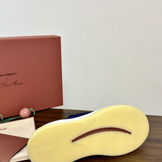 Loro Piana 针织麂皮双拼运动鞋,飞织针织鞋面 + 麂皮拼接,白色中底带淡黄色外底,LP的运动鞋走的是 Loro Piana 针织麂皮双拼运动鞋,飞织针织鞋面 + 麂皮拼接,白色中底带淡黄色外底,LP的运动鞋走的是