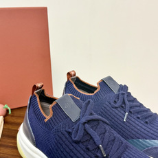 Loro Piana 针织麂皮双拼运动鞋,飞织针织鞋面 + 麂皮拼接,白色中底带淡黄色外底,LP的运动鞋走的是 Loro Piana 针织麂皮双拼运动鞋,飞织针织鞋面 + 麂皮拼接,白色中底带淡黄色外底,LP的运动鞋走的是