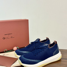 Loro Piana 针织麂皮双拼运动鞋,飞织针织鞋面 + 麂皮拼接,白色中底带淡黄色外底,LP的运动鞋走的是 Loro Piana 针织麂皮双拼运动鞋,飞织针织鞋面 + 麂皮拼接,白色中底带淡黄色外底,LP的运动鞋走的是