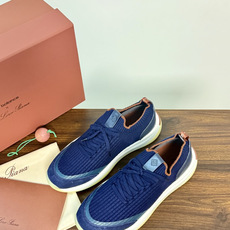 Loro Piana 针织麂皮双拼运动鞋,飞织针织鞋面 + 麂皮拼接,白色中底带淡黄色外底,LP的运动鞋走的是 Loro Piana 针织麂皮双拼运动鞋,飞织针织鞋面 + 麂皮拼接,白色中底带淡黄色外底,LP的运动鞋走的是