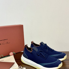 Loro Piana 针织麂皮双拼运动鞋,飞织针织鞋面 + 麂皮拼接,白色中底带淡黄色外底,LP的运动鞋走的是 Loro Piana 针织麂皮双拼运动鞋,飞织针织鞋面 + 麂皮拼接,白色中底带淡黄色外底,LP的运动鞋走的是