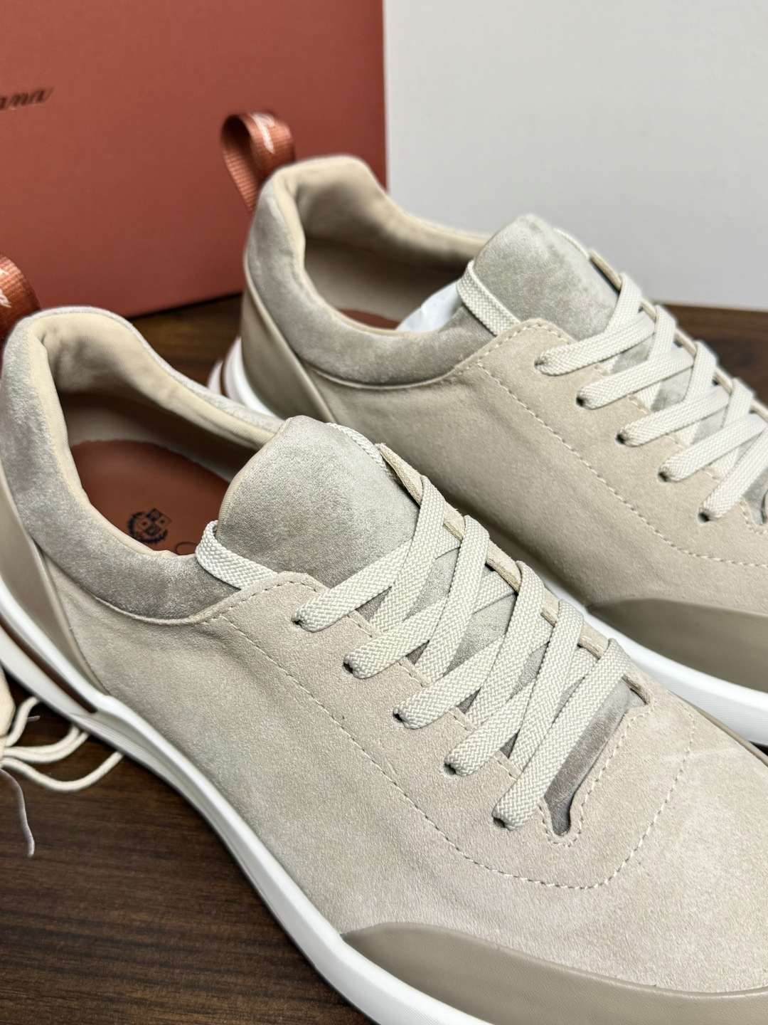 New Balance × Loro Piana 联名版休闲运动鞋，鞋面麂皮 + 皮革拼接，白色中底，焦糖色外底和后跟拉