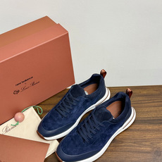 New Balance × Loro Piana 联名版休闲运动鞋,鞋面麂皮 + 皮革拼接,白色中底,焦糖色外底和后跟拉 New Balance × Loro Piana 联名版休闲运动鞋,鞋面麂皮 + 皮革拼接,白色中底,焦糖色外底和后跟拉