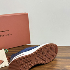 New Balance × Loro Piana 联名版休闲运动鞋,鞋面麂皮 + 皮革拼接,白色中底,焦糖色外底和后跟拉 New Balance × Loro Piana 联名版休闲运动鞋,鞋面麂皮 + 皮革拼接,白色中底,焦糖色外底和后跟拉