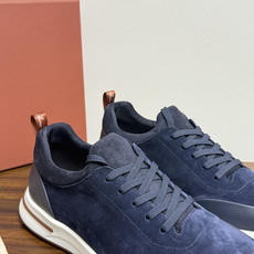 New Balance × Loro Piana 联名版休闲运动鞋,鞋面麂皮 + 皮革拼接,白色中底,焦糖色外底和后跟拉 New Balance × Loro Piana 联名版休闲运动鞋,鞋面麂皮 + 皮革拼接,白色中底,焦糖色外底和后跟拉