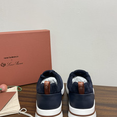 New Balance × Loro Piana 联名版休闲运动鞋,鞋面麂皮 + 皮革拼接,白色中底,焦糖色外底和后跟拉 New Balance × Loro Piana 联名版休闲运动鞋,鞋面麂皮 + 皮革拼接,白色中底,焦糖色外底和后跟拉