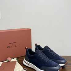 New Balance × Loro Piana 联名版休闲运动鞋,鞋面麂皮 + 皮革拼接,白色中底,焦糖色外底和后跟拉 New Balance × Loro Piana 联名版休闲运动鞋,鞋面麂皮 + 皮革拼接,白色中底,焦糖色外底和后跟拉