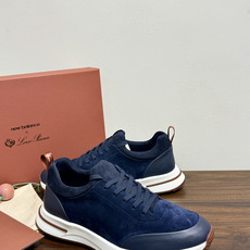New Balance × Loro Piana 联名版休闲运动鞋,鞋面麂皮 + 皮革拼接,白色中底,焦糖色外底和后跟拉 New Balance × Loro Piana 联名版休闲运动鞋,鞋面麂皮 + 皮革拼接,白色中底,焦糖色外底和后跟拉