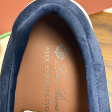 New Balance × Loro Piana 联名版休闲运动鞋,鞋面麂皮 + 皮革拼接,白色中底,焦糖色外底和后跟拉 New Balance × Loro Piana 联名版休闲运动鞋,鞋面麂皮 + 皮革拼接,白色中底,焦糖色外底和后跟拉